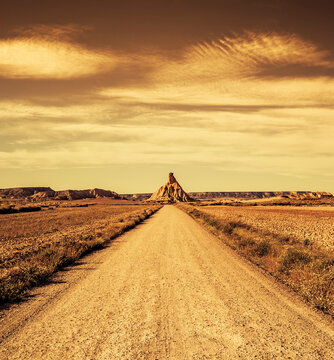 Strasse zum Castil de Tierra durch die Halbw&uuml;ste Bardenas Reales in Spanien