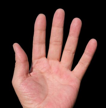 Ausgetreckte m&auml;nnliche Hand Innenseiten Handfl&auml;che von einem Mann ab 50 Jahren isoliert vor schwarzem Hintergrund
