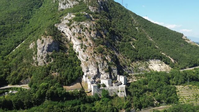 Fort l'&Eacute;cluse Vue a&eacute;rienne du Fort l'&Eacute;cluse, architecture militaire nich&eacute;e dans les montagnes du Jura