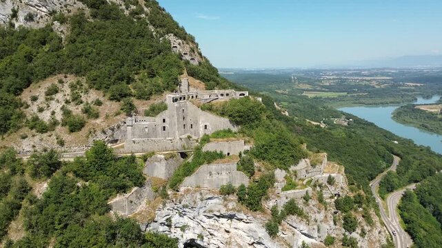 Fort l'&Eacute;cluse Vue a&eacute;rienne du Fort l'&Eacute;cluse, architecture militaire nich&eacute;e dans les montagnes du Jura