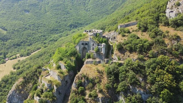 Fort l'&Eacute;cluse Vue a&eacute;rienne du Fort l'&Eacute;cluse, architecture militaire nich&eacute;e dans les montagnes du Jura