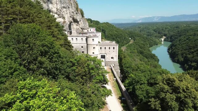 Fort l'&Eacute;cluse Vue a&eacute;rienne du Fort l'&Eacute;cluse, architecture militaire nich&eacute;e dans les montagnes du Jura