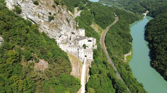 Fort l'&Eacute;cluse Vue a&eacute;rienne du Fort l'&Eacute;cluse, architecture militaire nich&eacute;e dans les montagnes du Jura