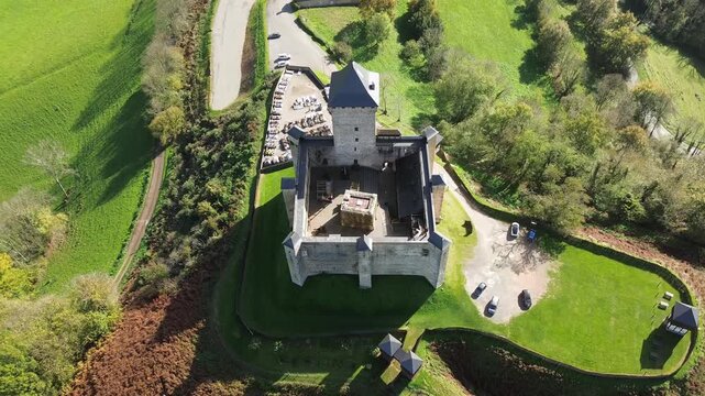 Vue a&eacute;rienne du Ch&acirc;teau de Mauvezin, forteresse m&eacute;di&eacute;vale de Gaston F&eacute;bus, Hautes-Pyr&eacute;n&eacute;es, France