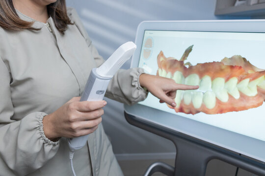 Las manos de dentista con tecnologia de scaner 3d