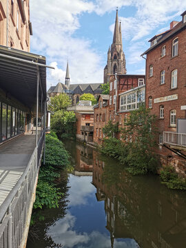 Die Lahn in Marburg zwischen H&auml;usern mit Blick auf Elisabethkirche