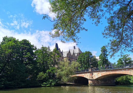 Marburg mit Fluss Lahn und Weidenh&auml;user Br&uuml;cke und Alte Universit&auml;t im Hintergrund im Bundesland Hessen in Deutschland