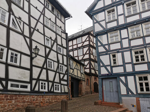 Fachwerkfassaden am Schlo&szlig;steig in der hessischen Stadt Marburg in Deutschland