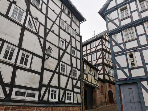 Fachwerkfassaden am Schlo&szlig;steig in der hessischen Stadt Marburg in Deutschland