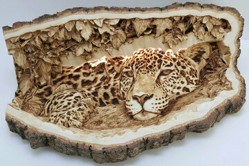 Obraz premium Realistic Leopard Wood Carving: Artistic Wildlife Sculpture for Unique Rustic Decor & Interior Design