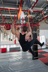 Obraz premium An athletic man practices at a ninja club's indoor obstacle course.