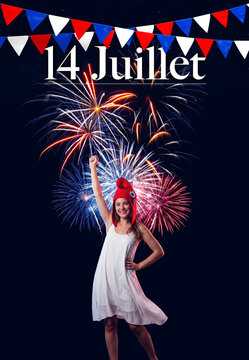 Femme en robe blanche et bonnet phrygien c&eacute;l&eacute;brant le 14 juillet avec feux d'artifice et guirlande tricolore - fond noir uni