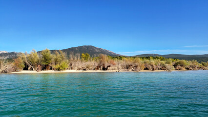 Naklejka premium Costebelle Island coastline with turquoise lake water and mountains, Provence-Alpes-Cote d'Azur, France, Europe. 
