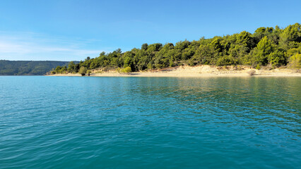 Fototapeta premium Costebelle Island coastline with turquoise lake water and mountains, Provence-Alpes-Cote d'Azur, France, Europe. 