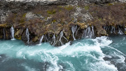 une rivière bleu et ses multiples cascades © Olivier Tabary