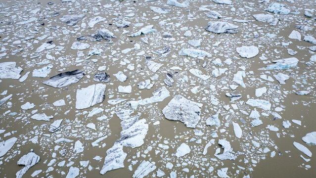 De multiples morceaux de glace et d'icebergs qui fondent sur un lac pollu&eacute; en vue a&eacute;rienne