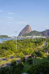 Fototapeta premium Scenic view of the iconic Sugarloaf Mountain over Flamengo Park in Rio de Janeiro