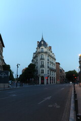 Obraz premium Haussmann style building corner street intersection architectural planning