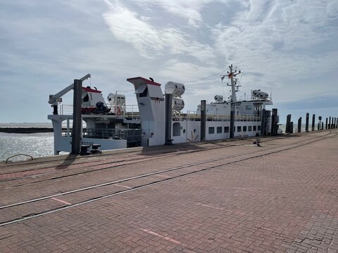Wangerooge, Niedersachsen, Deutschland - 04 11 2026: Die F&auml;hre Wangerooge der Deutschen Bahn AG liegt bei Ebbe im Hafen der Nordseeinsel Wangerooge. Wenn das Wasser wieder aufl&auml;uft, legt sie ab.