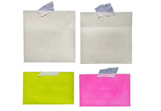 Conjunto de notas adhesivas de colores y papeles en blanco fijados con cinta adhesiva sobre fondo negro