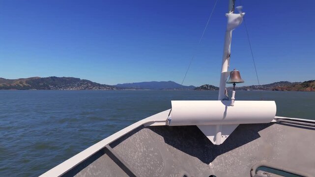 前進する船の先頭から海を眺める風景。