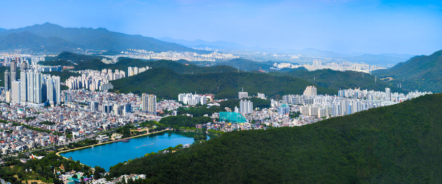 Daegu City metropolitan sprawling skyline, Suseong Lake, and Apsan Mountain landscape in Gyeongsangbuk‑do, South Korea