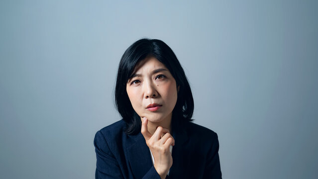 考え込む女性
