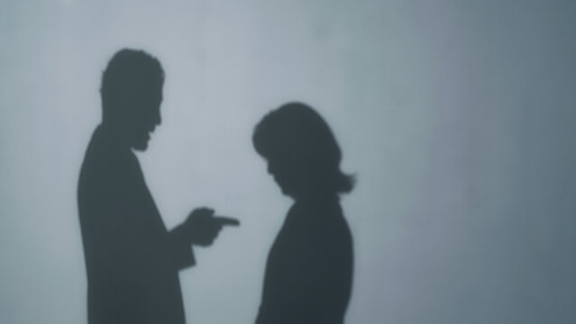 女性に注意する男性のシルエット