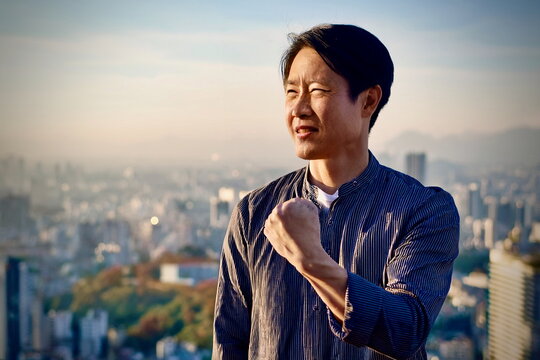 失敗した30代男性が再挑戦と前向きなった姿（３０歳の男性が失敗しても「また挑戦しよう」と前向きになっている姿）