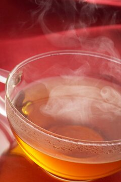 湯気が立つガラスのカップに入った温かい紅茶