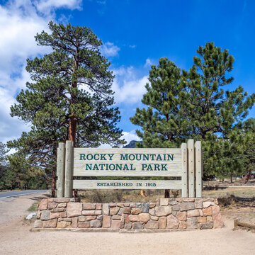 Entrance sign to Rocky Mountains National Park in Colorado, USA 