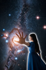 Naklejka premium 夜空に手を伸ばす人 | A person reaching out to the night sky Generative AI