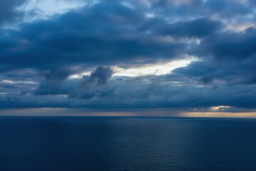 Obraz premium Dramatic moody seascape with stormy dark clouds over the ocean
