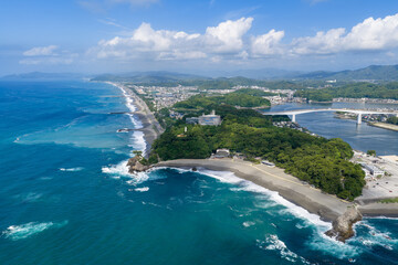 桂浜と浦戸大橋、高知市の太平洋沿岸を一望する空撮風景 © Arakawa27