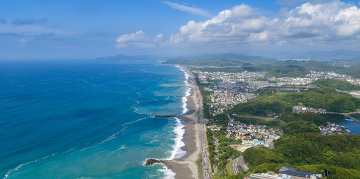 高知市近郊の太平洋沿岸と海沿いの街並みを一望する空撮風景