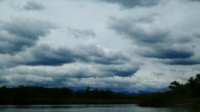 曇天の空と流れる雲