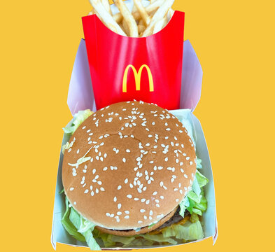McDonald's Big Mac and French fries
マクドナルドのビッグマックとフライドポテト