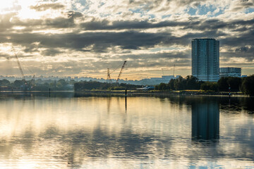 Obraz premium A morning scene along Parramatta River, reflecting the rising high‑rise buildings and cranes.