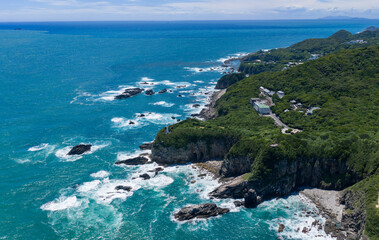 Fototapeta premium 高知県・足摺岬灯台と断崖の岩礁海岸を望む空撮風景