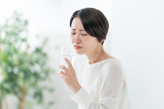 女性　水