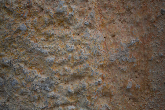 Mur peint en ocre avec d&eacute;litement de peinture avec le temps
