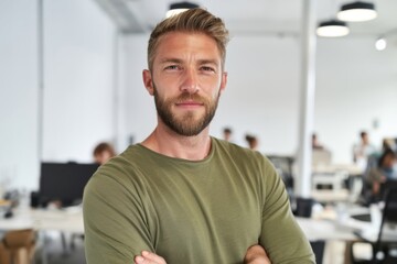 Obraz premium The man in green shirt standing confidently in modern open plan office with colleagues