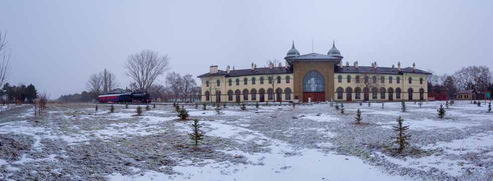 Edirne, T&uuml;rkiye'nin Edirne ilinin merkezi olan şehir. Marmara B&ouml;lgesi'nin Trakya kesiminde, Yunanistan ve Bulgaristan sınırında yer almaktadır. 