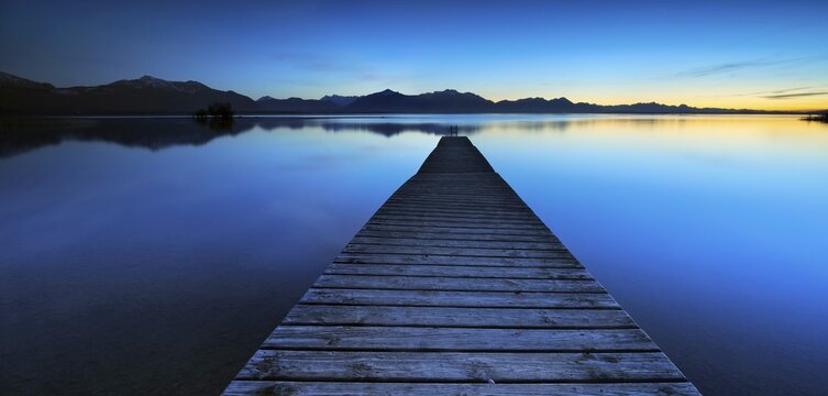 Panorama, jetty on Lake Chiemsee after sunset, the Alps in the background, Chieming, Bavaria, Germany