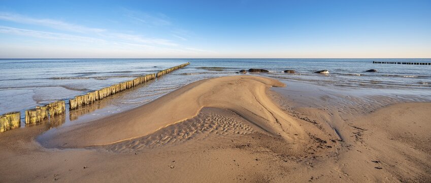 Panorama, unspoilt beach on the Baltic Sea with groynes and sandbank, Baltic resort K&uuml;hlungsborn, Mecklenburg-Western Pomerania, Germany