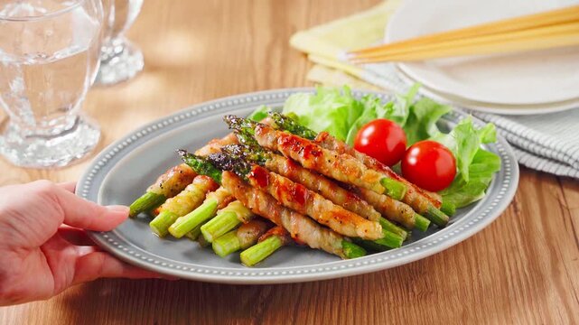 グリーンアスパラガスの豚バラ肉巻き 甘辛く味付けた家庭料理
