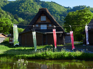 春の観光名所白川郷の合掌村の鯉のぼりの風景 © zheng qiang
