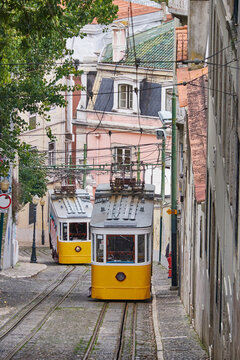 Portugal, Lisbon, Bairro Alto, Elevador da Gloria, yellow cable railways