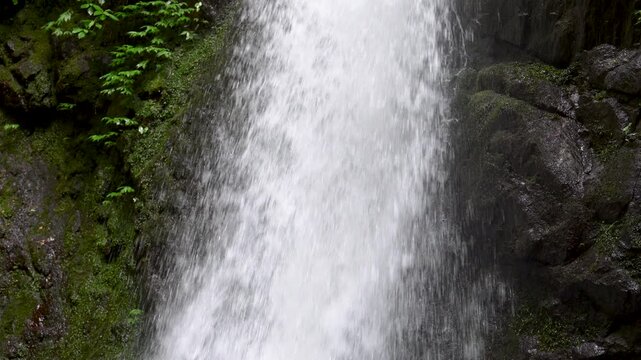 [音付き]岩肌を流れ落ちる滝　マイナスイオンなどの日本の自然のイメージ動画　クローズアップ