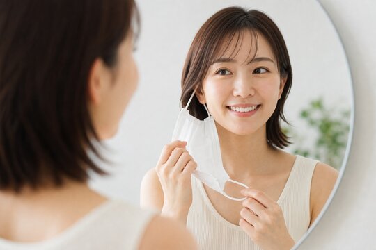 マスクを外して口元ケアをする20代日本人女性